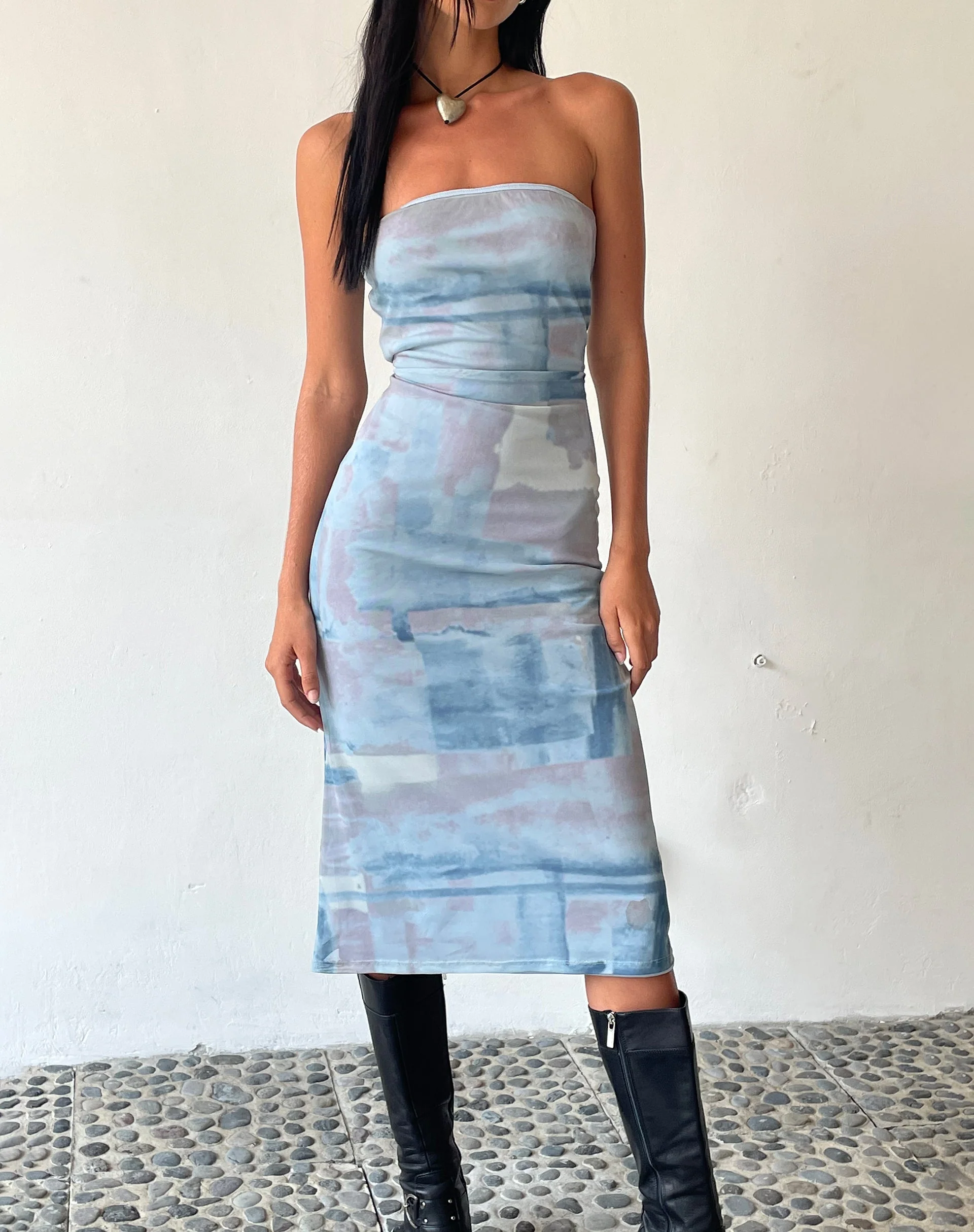 MOTEL X JACQUIE Suki Bandeau Midikleid aus Mesh Abstrakte Farbe Pinsel Blau