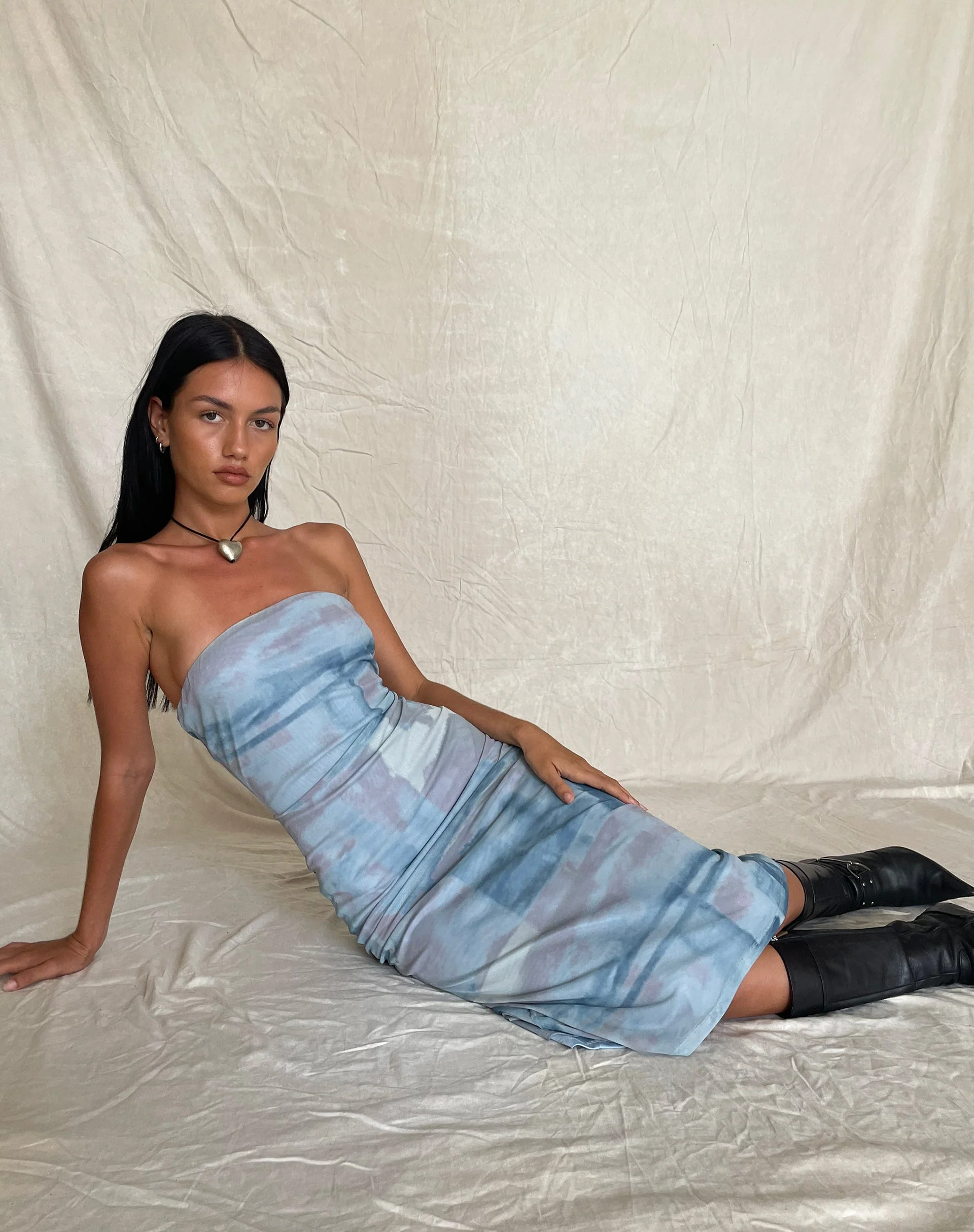 MOTEL X JACQUIE Suki Bandeau Midikleid aus Mesh Abstrakte Farbe Pinsel Blau - Image 2