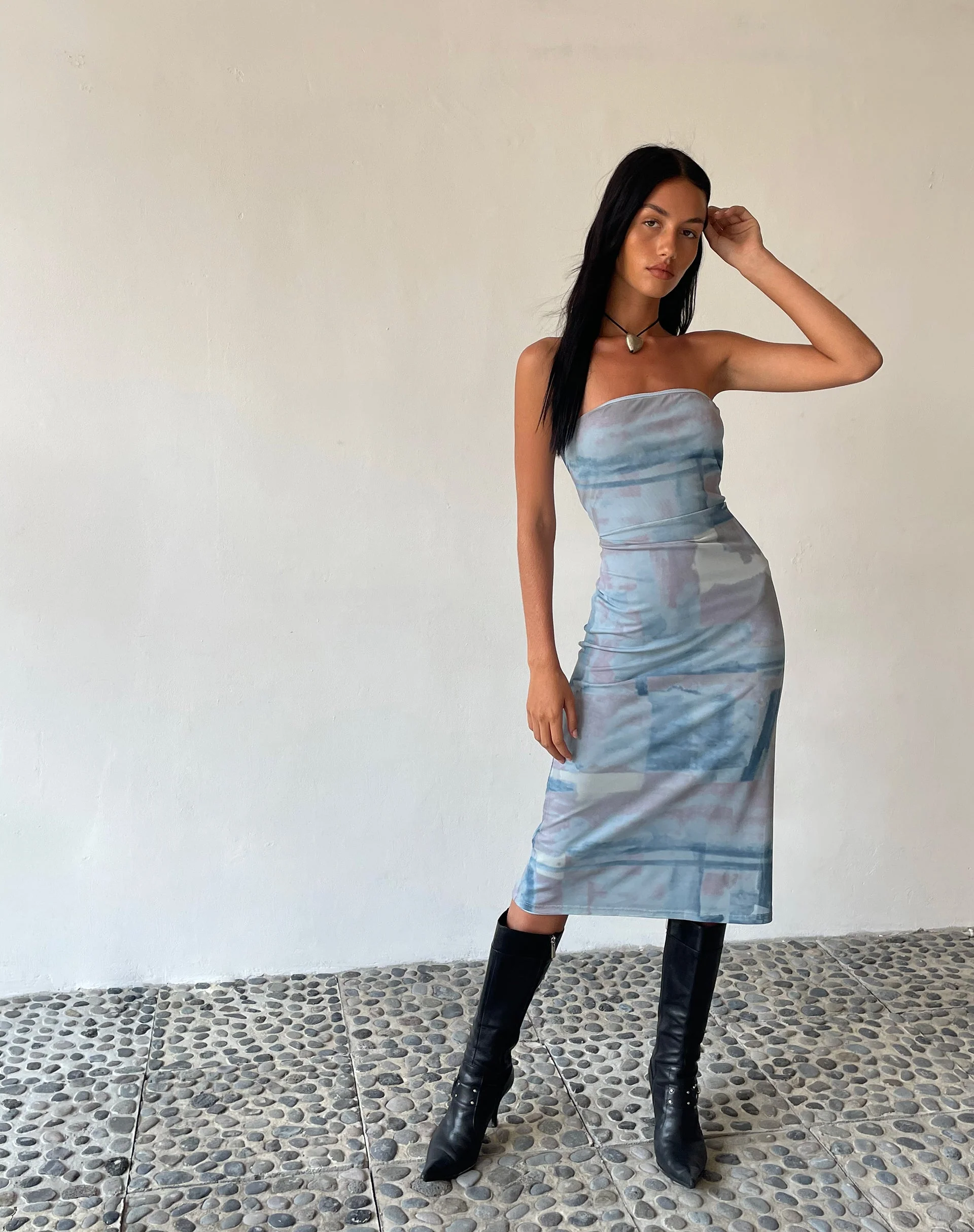 MOTEL X JACQUIE Suki Bandeau Midikleid aus Mesh Abstrakte Farbe Pinsel Blau - Image 3