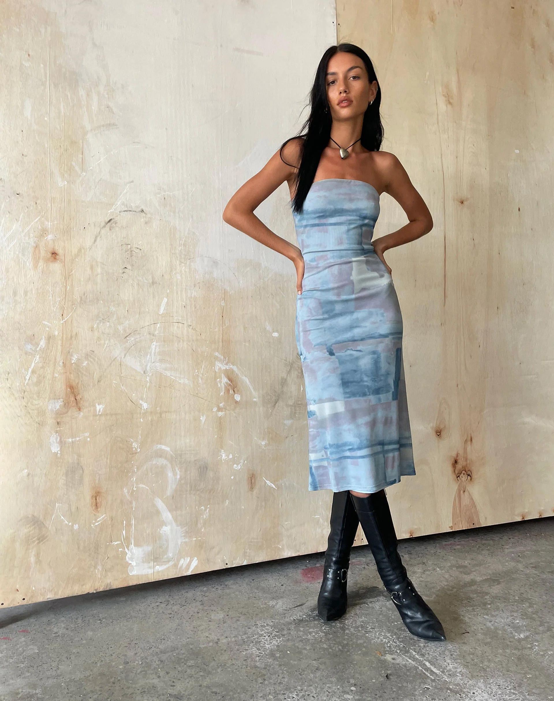 MOTEL X JACQUIE Suki Bandeau Midikleid aus Mesh Abstrakte Farbe Pinsel Blau - Image 4