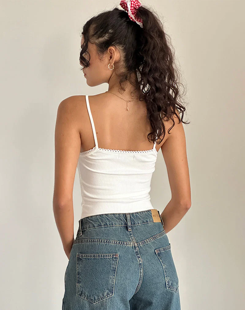 Suna Vest Top in Off White mit Erdbeer-Schleifenprint - Image 3