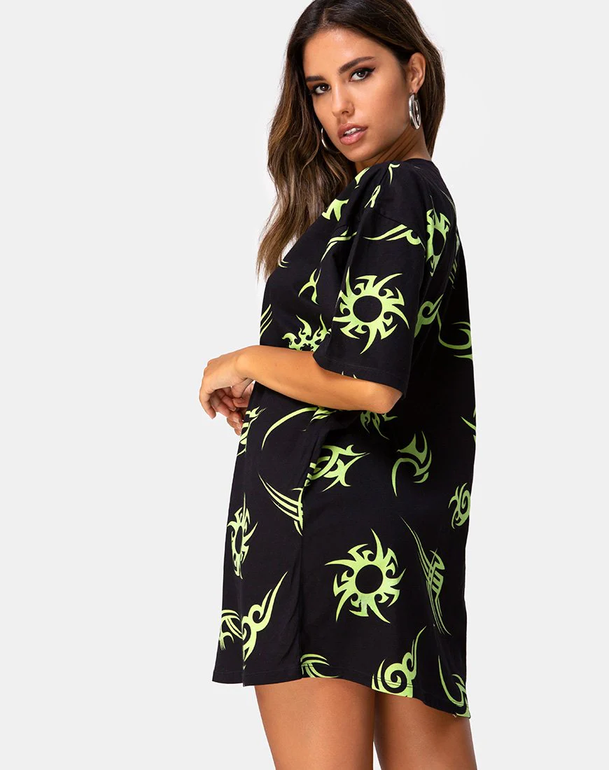 Sunny Kiss Tee in Schwarz mit Tribal-Repeat - Image 2