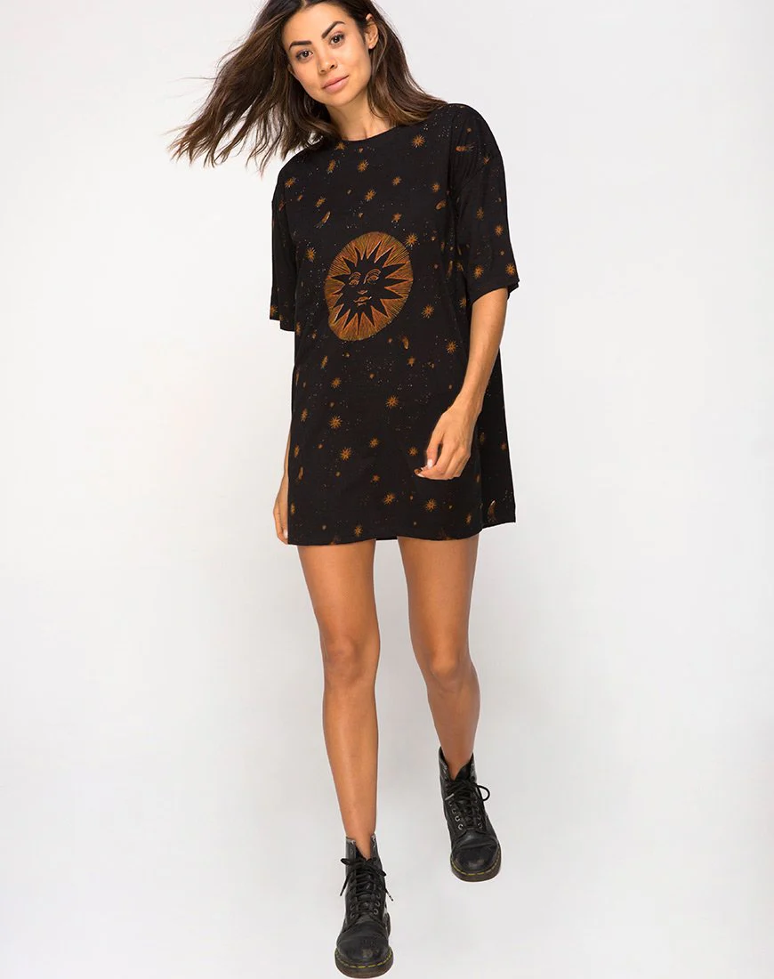 Sunny Kiss Tee in Celestial Black Platzierung - Image 3