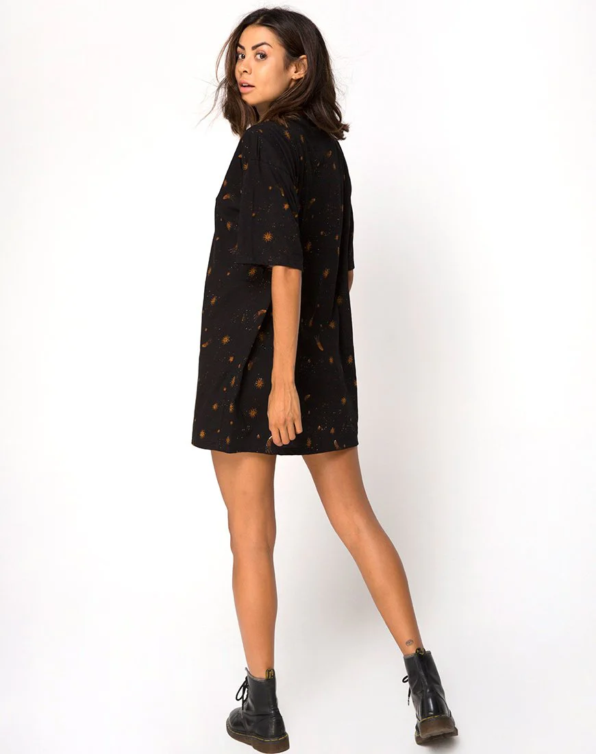 Sunny Kiss Tee in Celestial Black Platzierung - Image 4