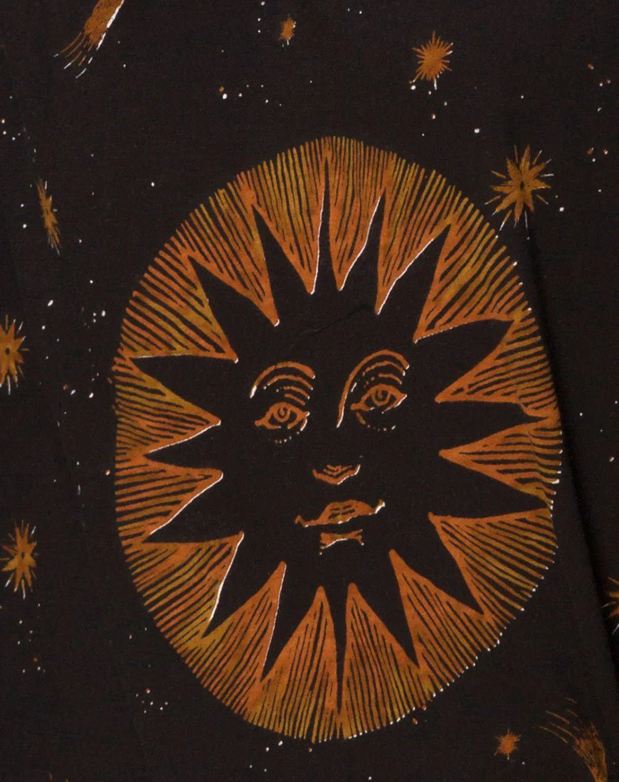 Sunny Kiss Tee in Celestial Black Platzierung - Image 5