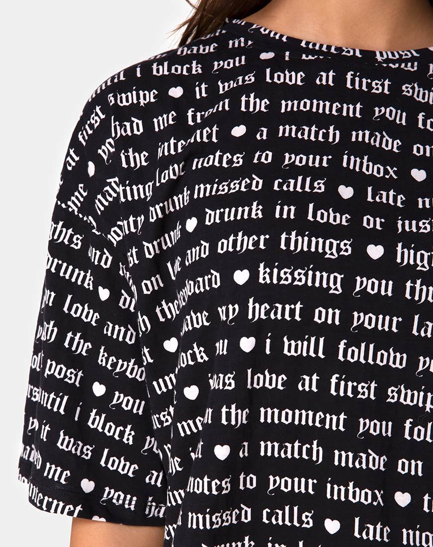 Sunny Kiss Tee in Schwarz mit Love At First Swipe Druck - Image 5