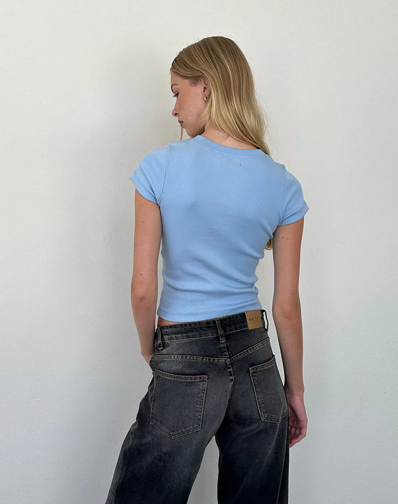 Suti Ribbed Baby Tee in Eisblau mit dunkelblauer Schleifenstickerei - Image 3