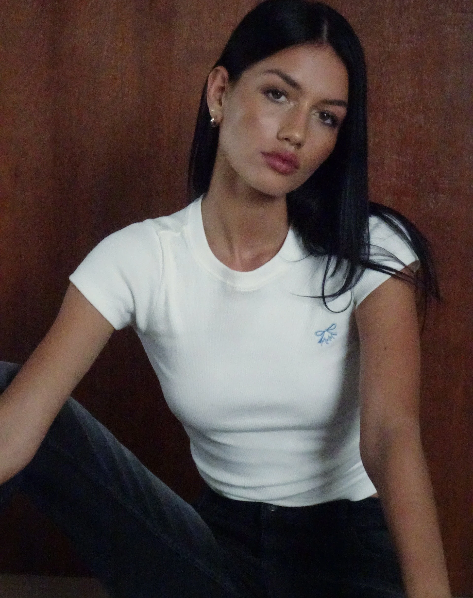 Suti Ribbed Baby Tee in Off White mit blauer Schleife M Stickerei