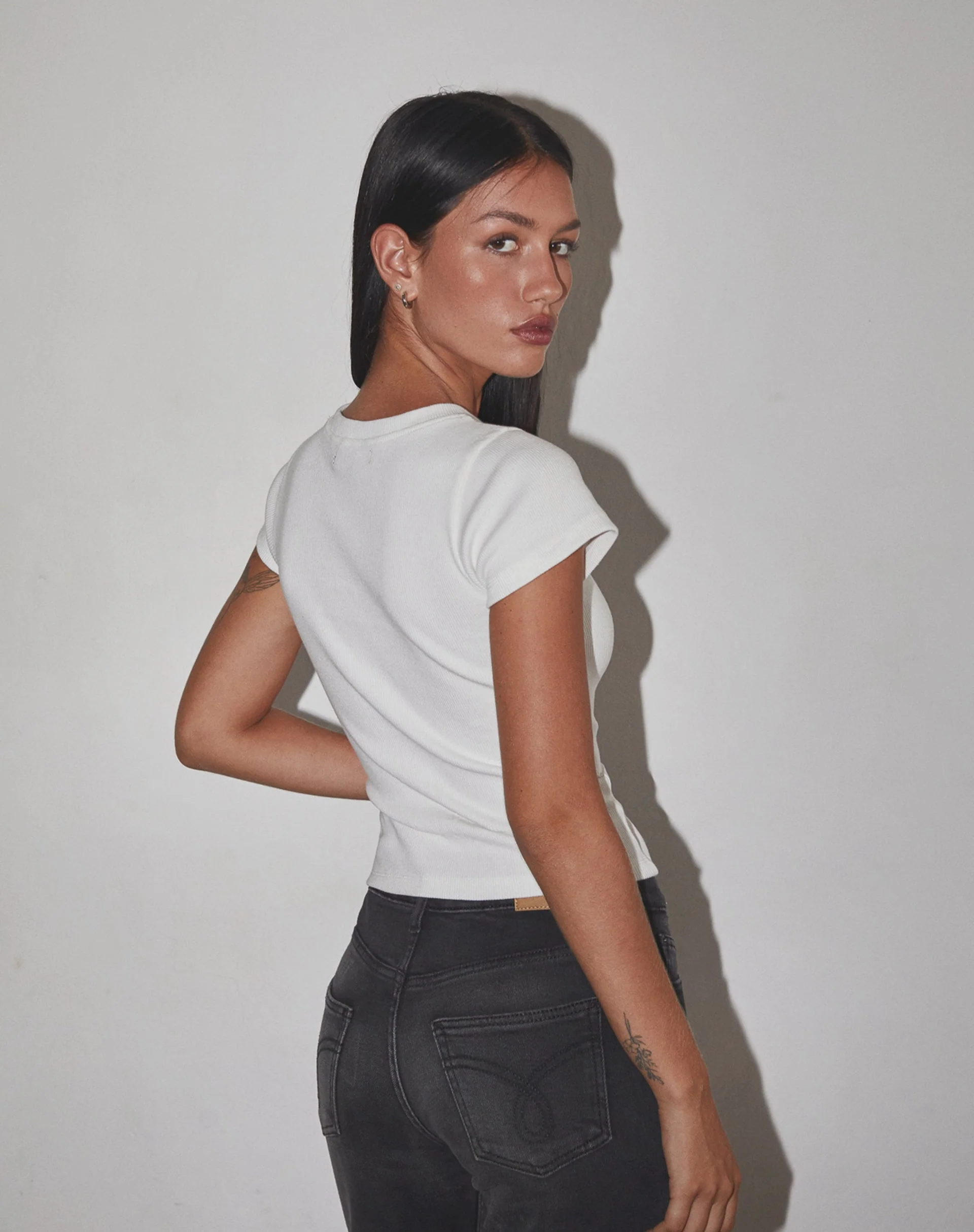 Suti Ribbed Baby Tee in Off White mit blauer Schleife M Stickerei - Image 5