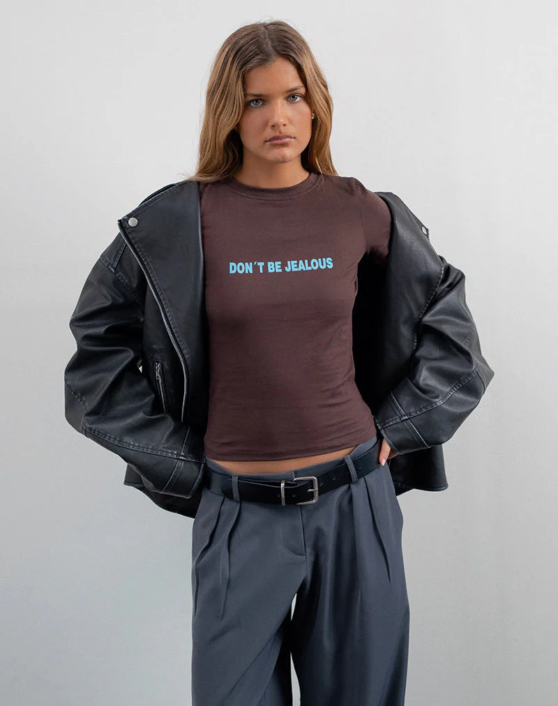 Sutin Baby Tee in Deep Mahogany mit Don't Be Jealous Slogan