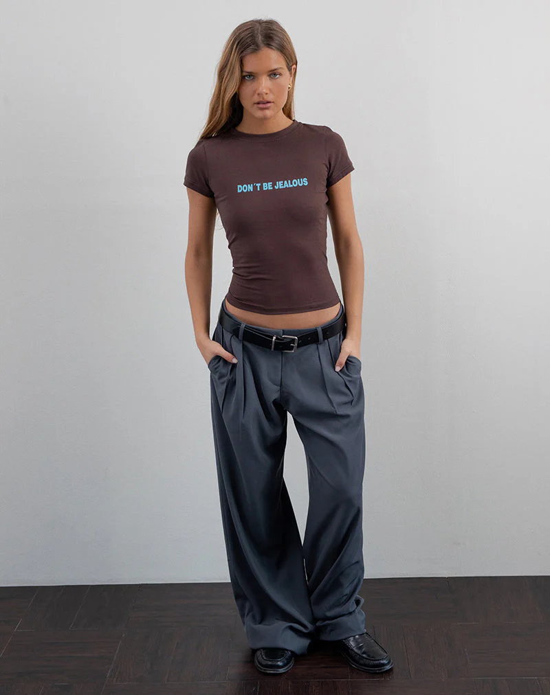 Sutin Baby Tee in Deep Mahogany mit Don't Be Jealous Slogan - Image 3