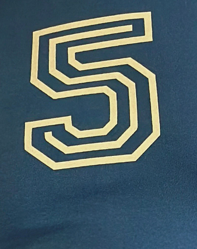 Sutin Tee in Blau mit 5-Emblem und gelber Lemonade-Bindung - Image 6