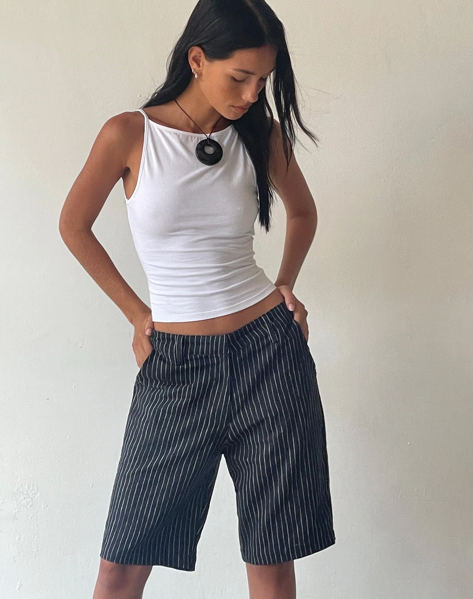 MOTEL X JACQUIE Tabaru Longline Shorts in Sketchy Stripe Schwarz - Image 3