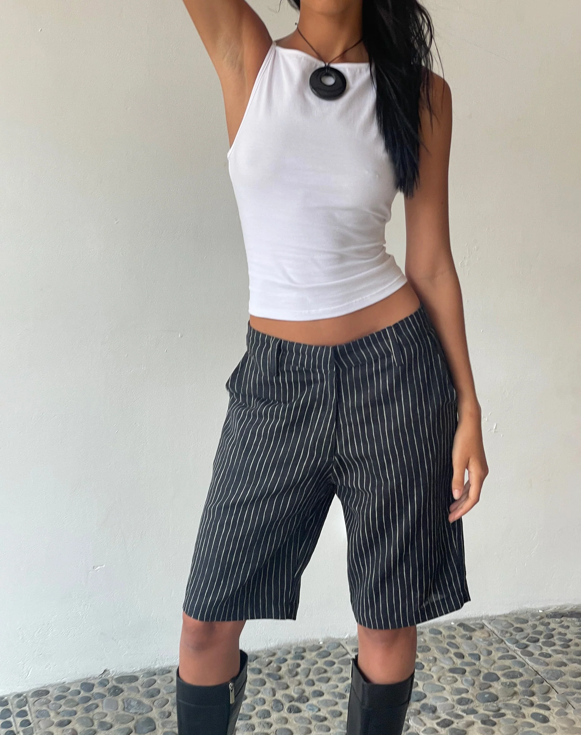 MOTEL X JACQUIE Tabaru Longline Shorts in Sketchy Stripe Schwarz - Image 4