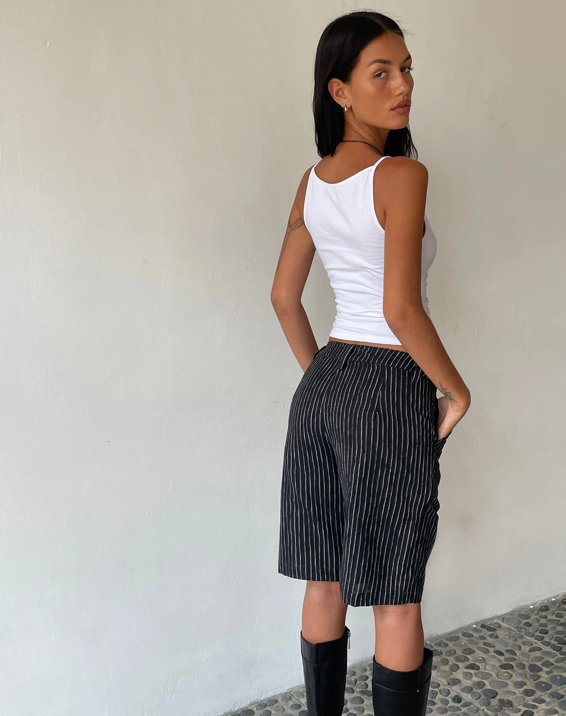 MOTEL X JACQUIE Tabaru Longline Shorts in Sketchy Stripe Schwarz - Image 5
