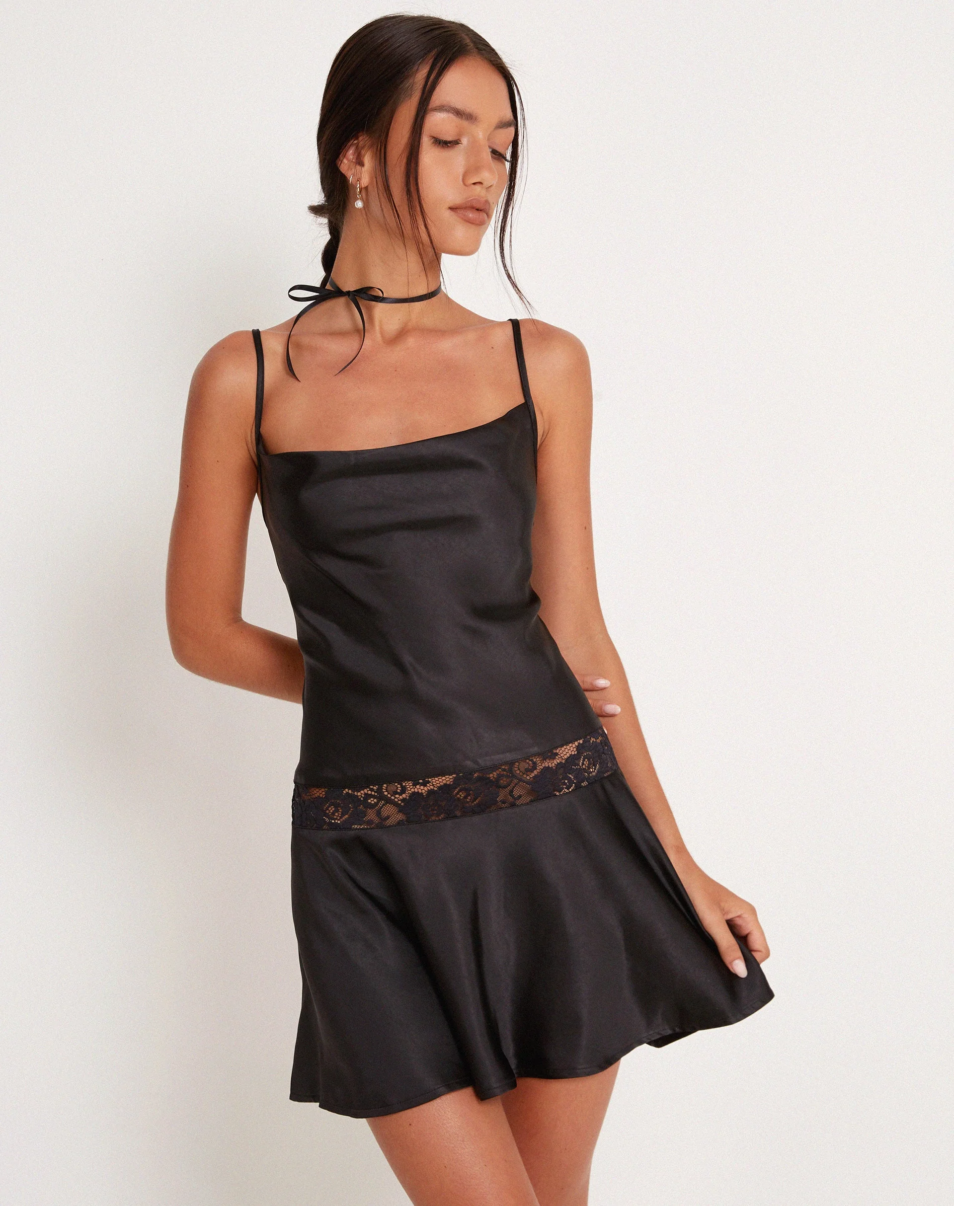 Tahira Mini-Slipkleid aus Satin Schwarz - Image 3