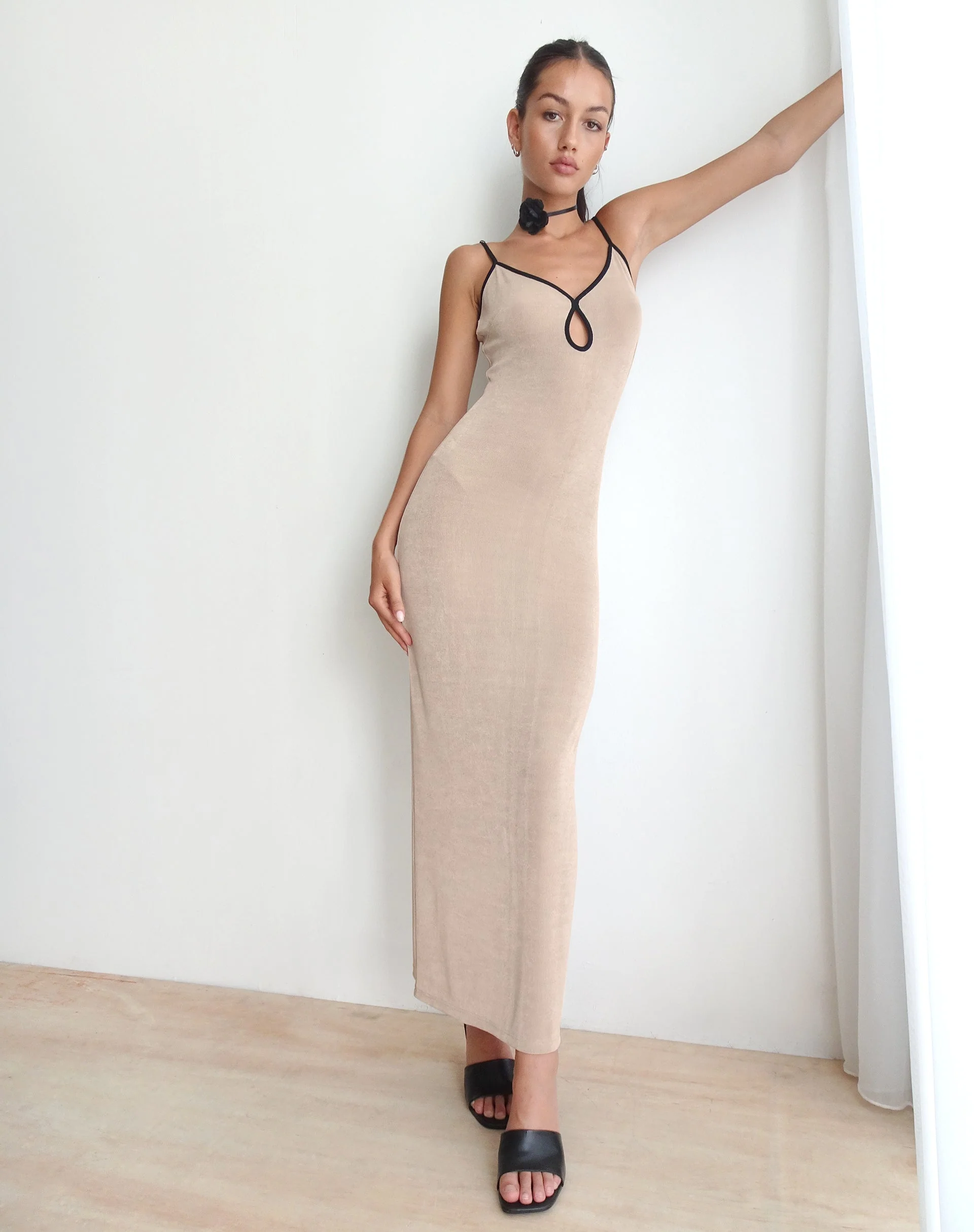 Tahlia Maxikleid in Champagner mit schwarzer Borte
