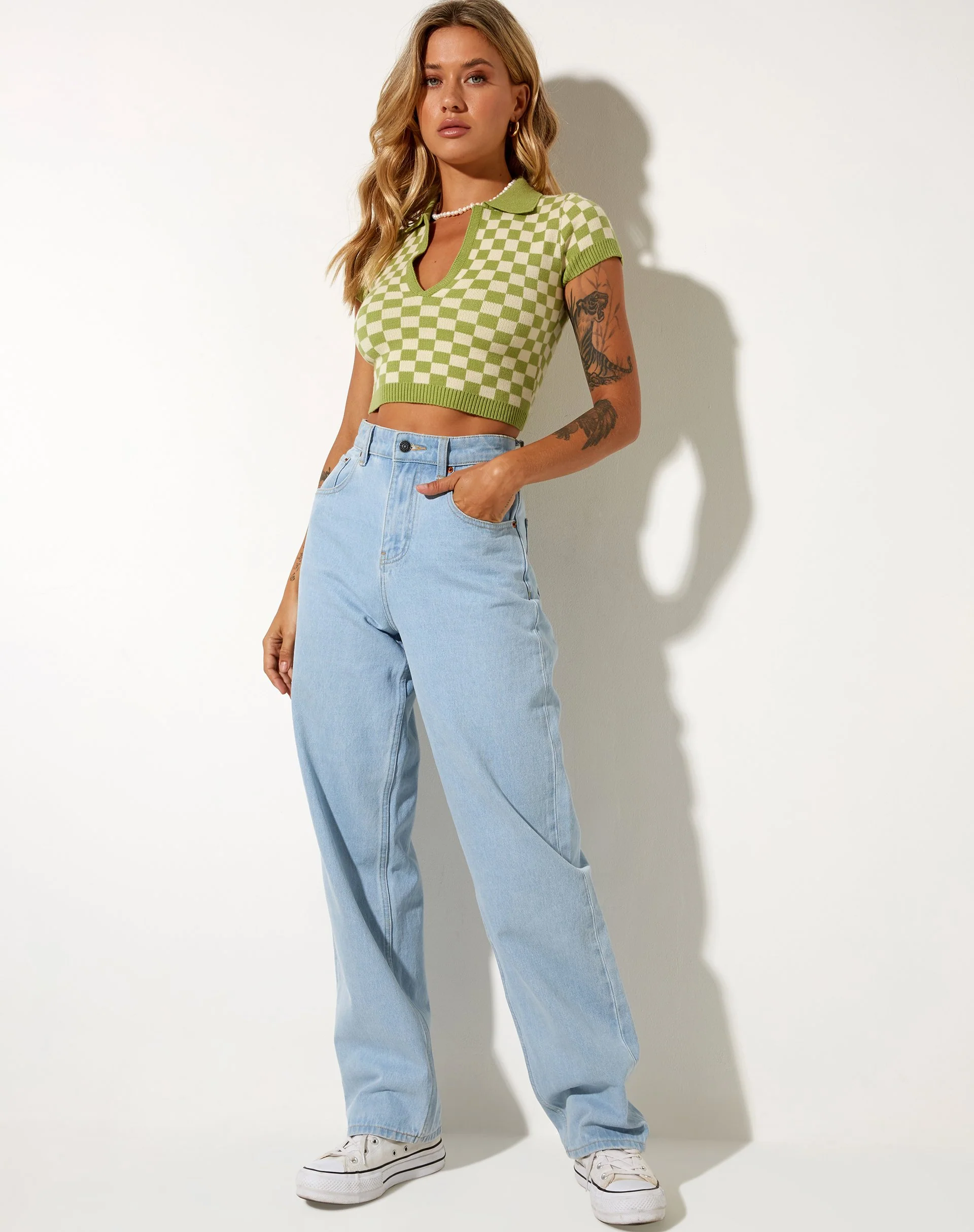 Tamma Crop Top aus gehäkeltem Schachbrettmuster in Grün und Creme - Image 3