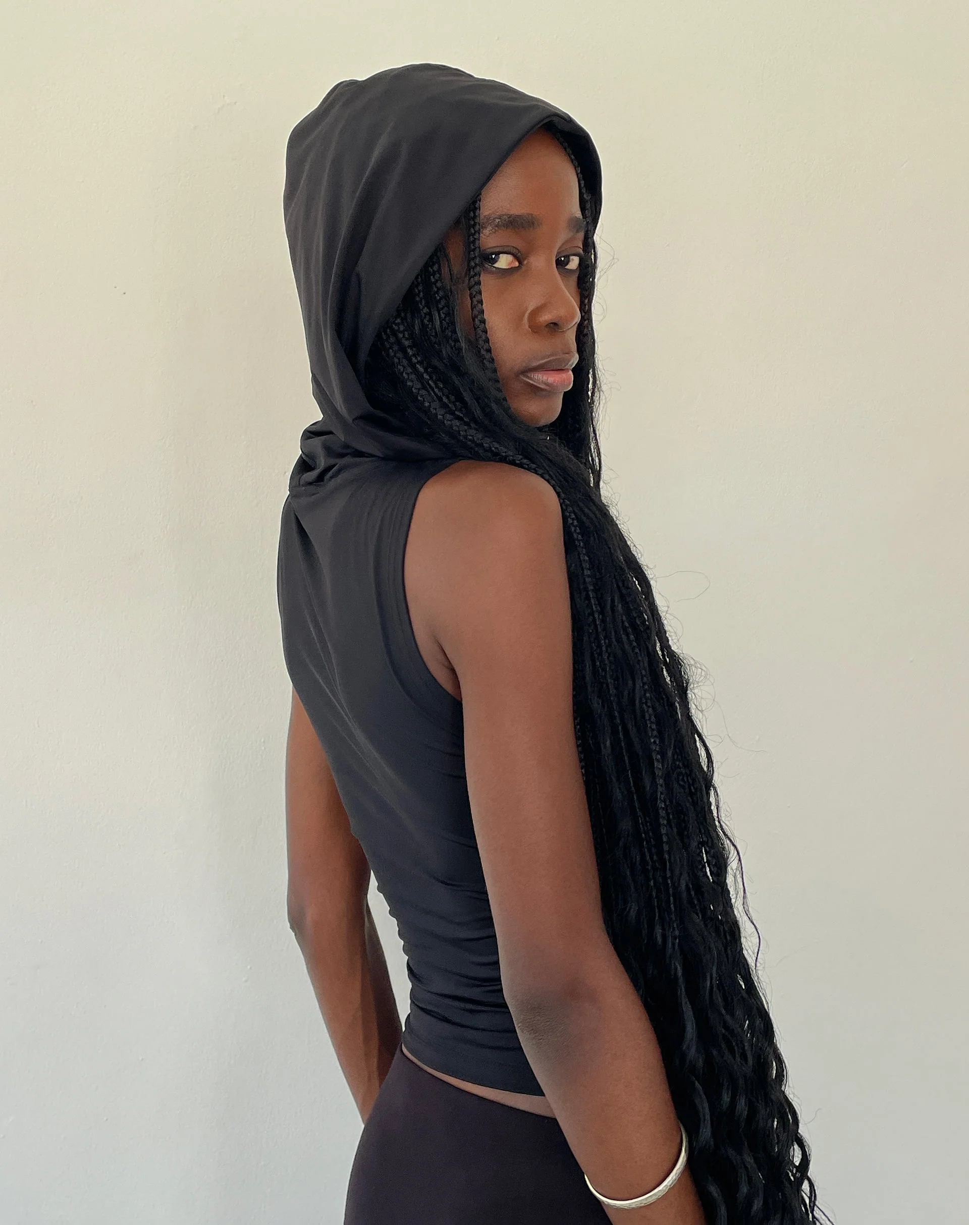 Tapia Kapuzen-Tank-Top in Schwarz Slinky - Image 3