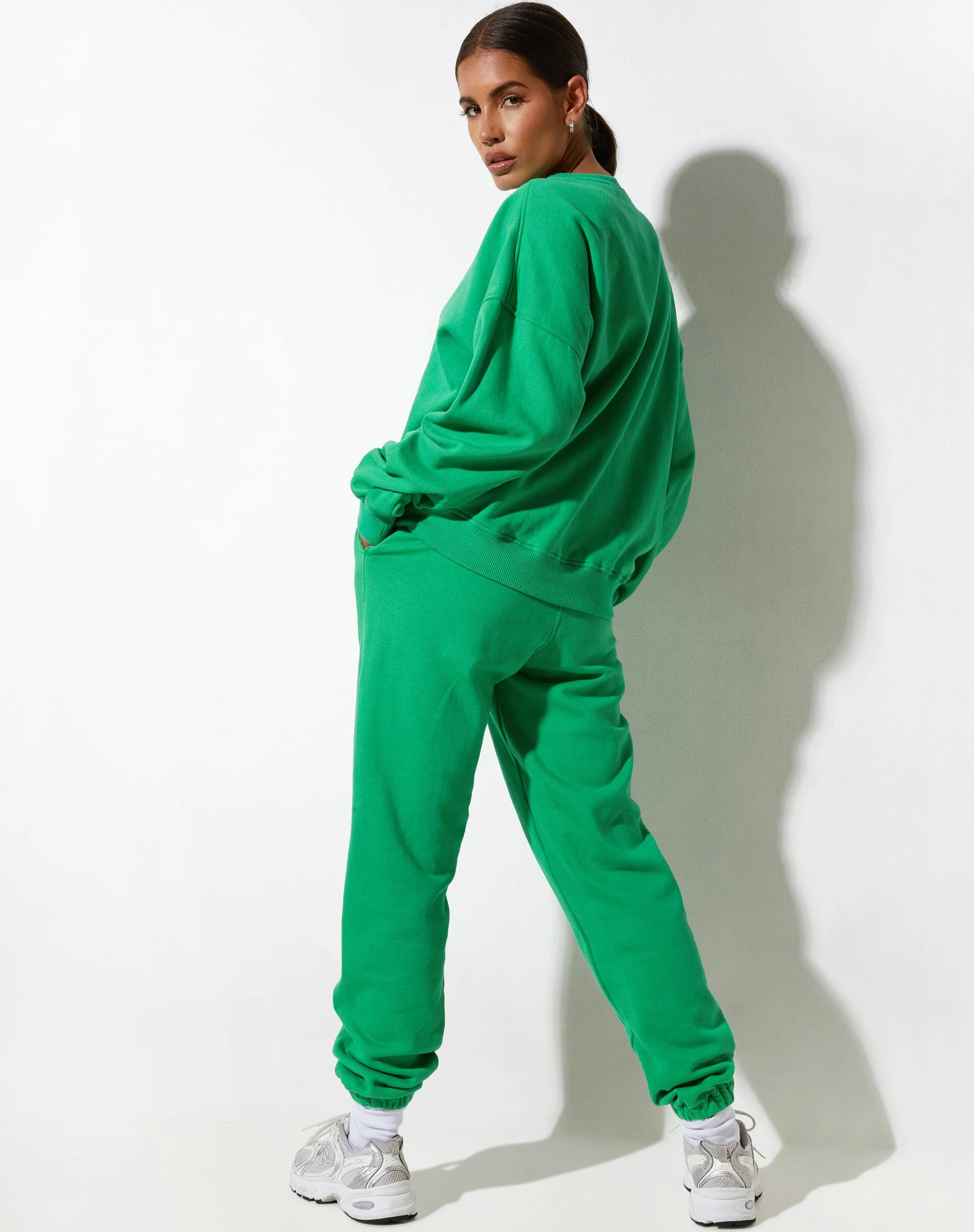 Ted Sweatshirt in Fun Green mit 'Live Better'-Stickerei - Image 4
