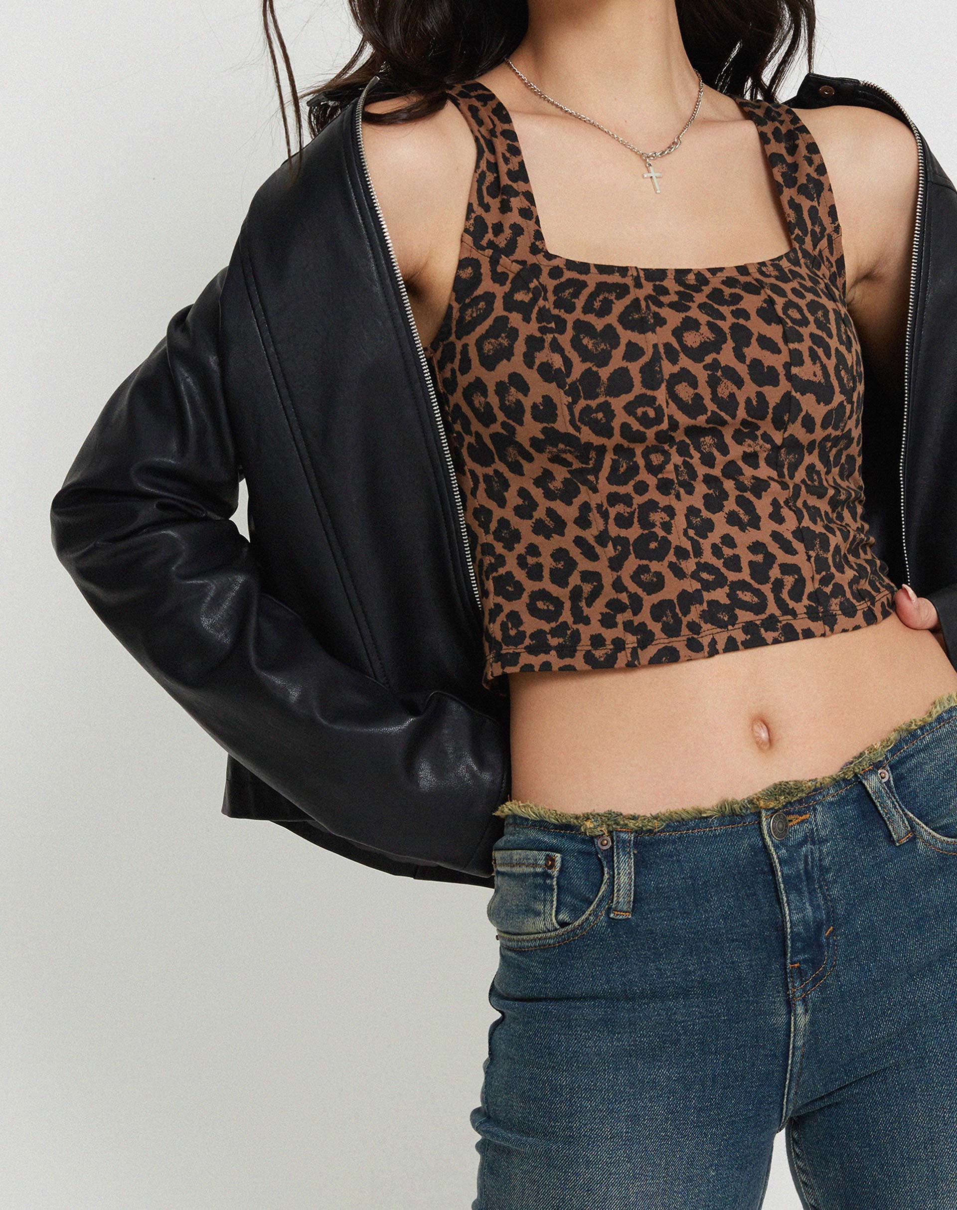 Teisa Crop Top in Braun Leopard Daze - Image 4