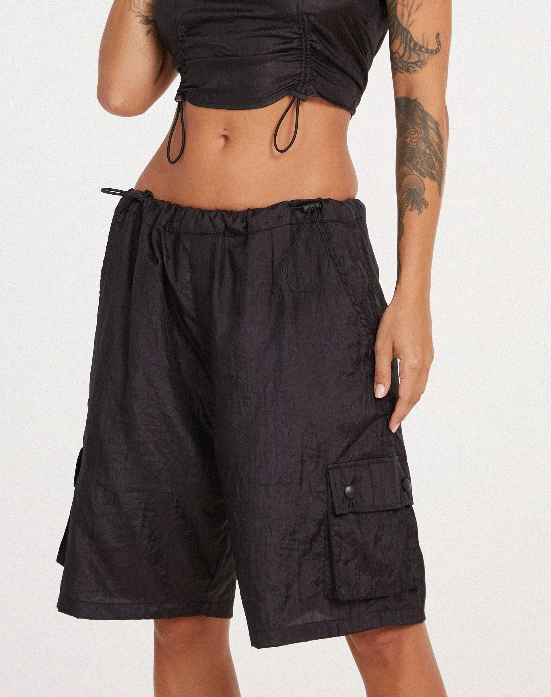 Tenchi Short in Parachute Schwarz - Image 2