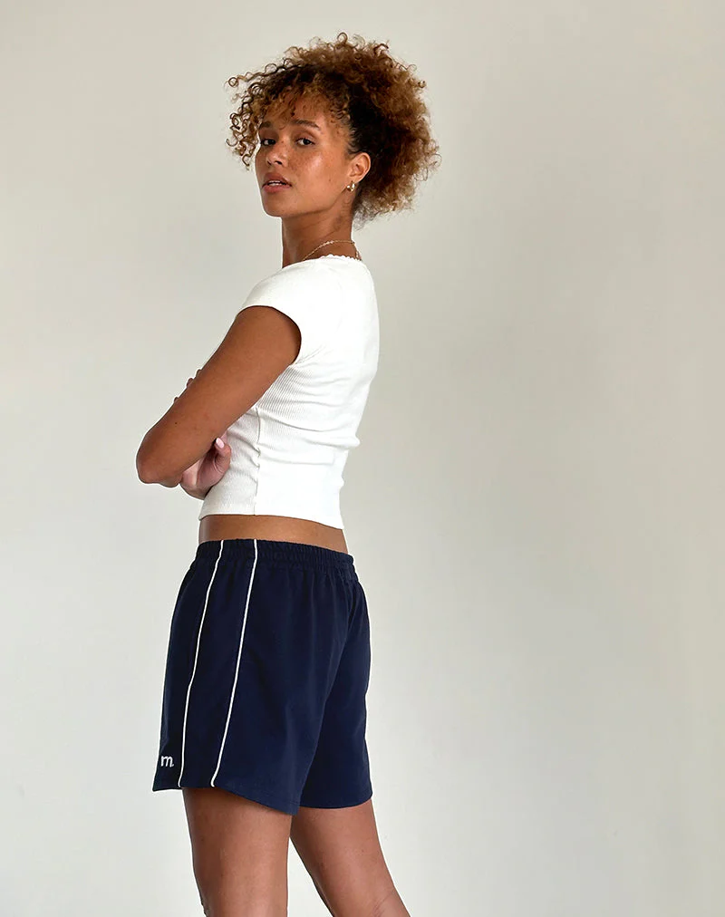 Thera Short in Marineblau mit weißer Paspelierung und M-Emblem - Image 4