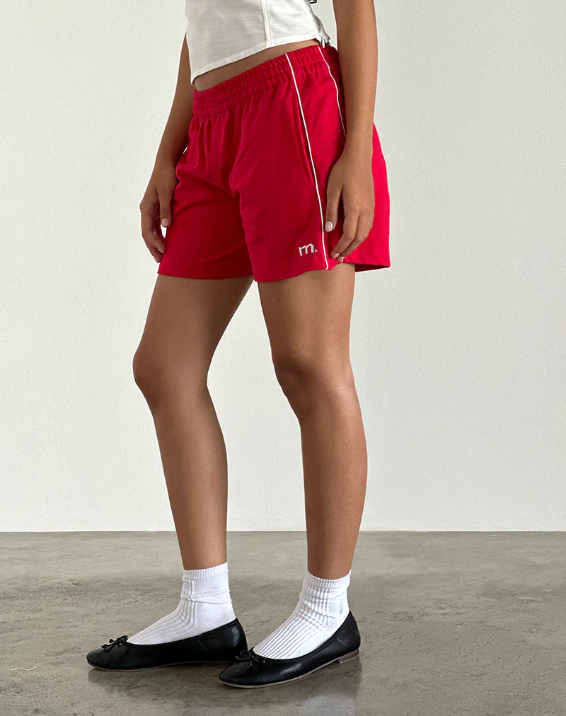 Thera Shorts in Tango Rot mit weißem Paspel und M-Emblem