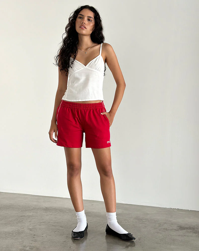 Thera Shorts in Tango Rot mit weißem Paspel und M-Emblem - Image 3