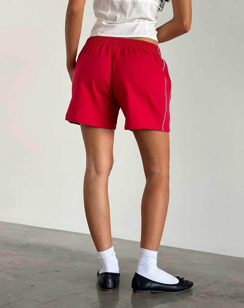 Thera Shorts in Tango Rot mit weißem Paspel und M-Emblem - Image 5