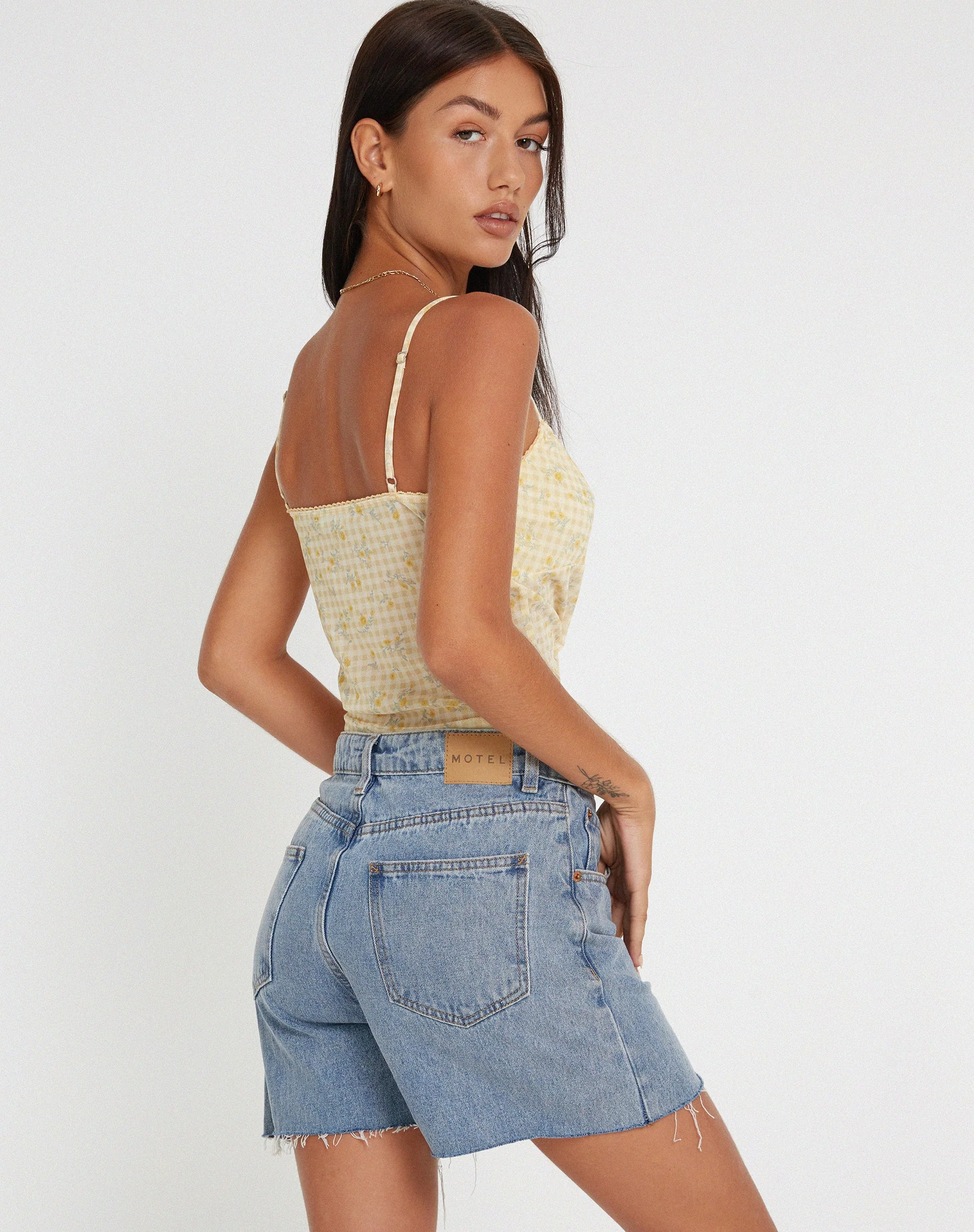 Tiava Cami Top in Gingham Floral Gelb - Image 2