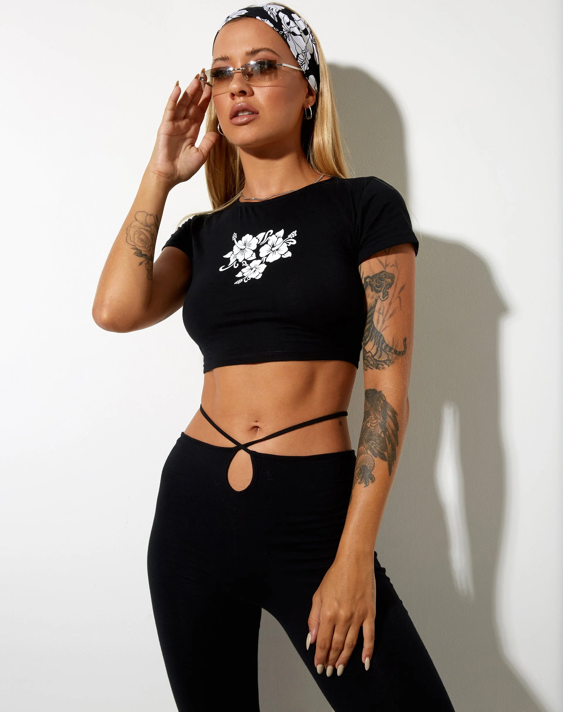 Tindy Crop Top in Schwarz Hibiskus - Image 5