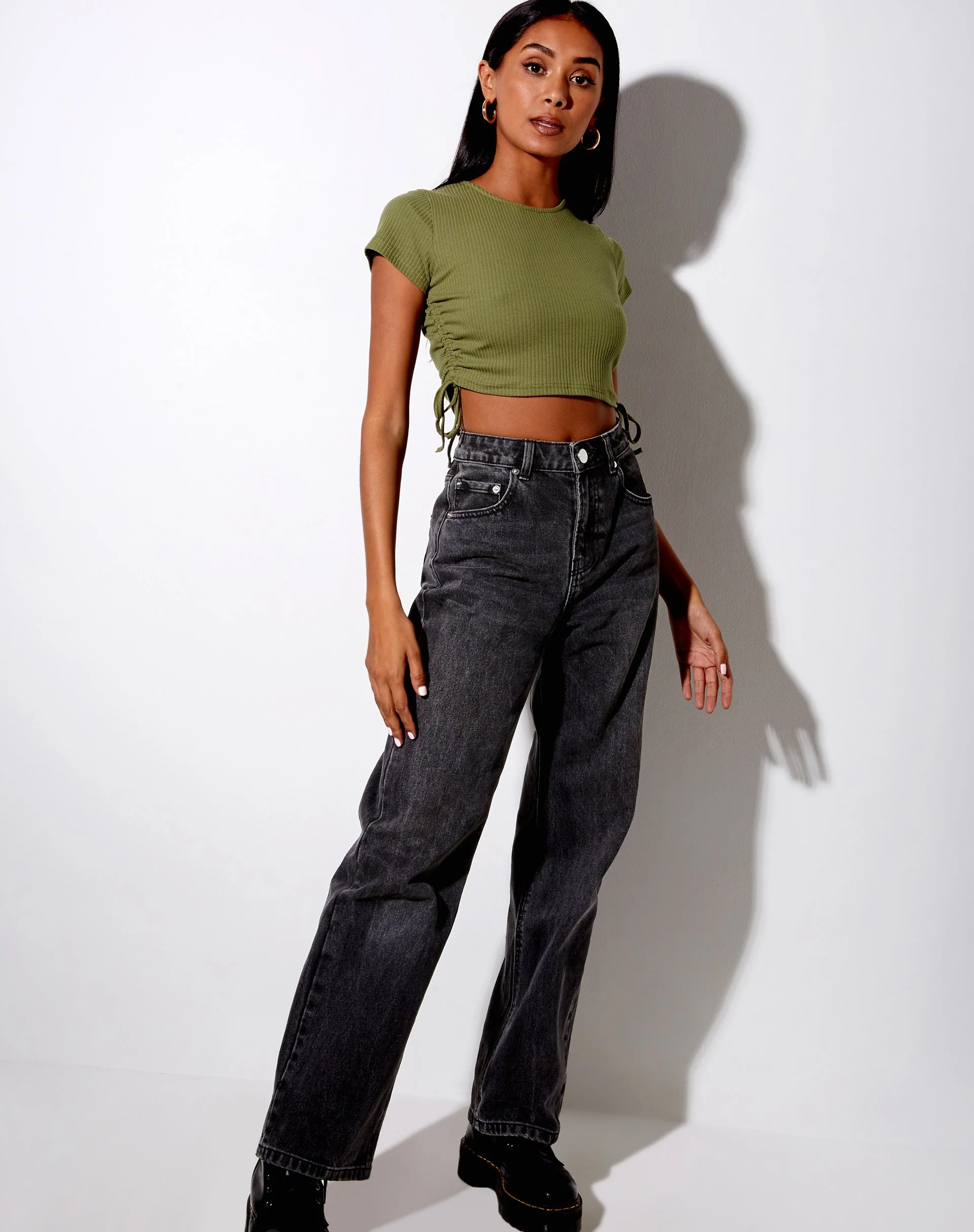 Tiner Crop Top in Rippe oliv - Image 4