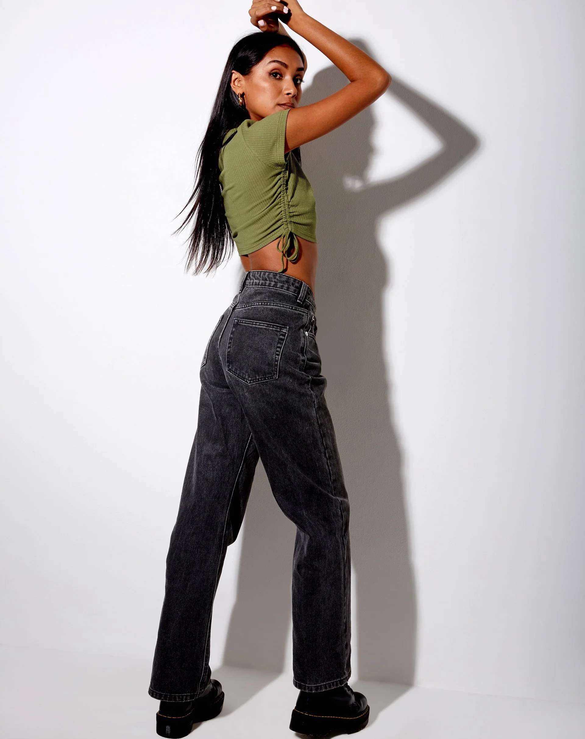 Tiner Crop Top in Rippe oliv - Image 5