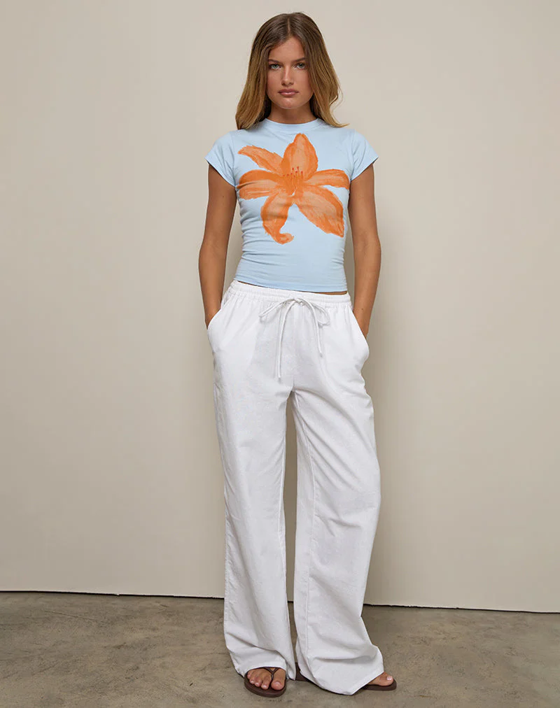 Tiona Tee in Blau mit Orange gemalter Blume - Image 4