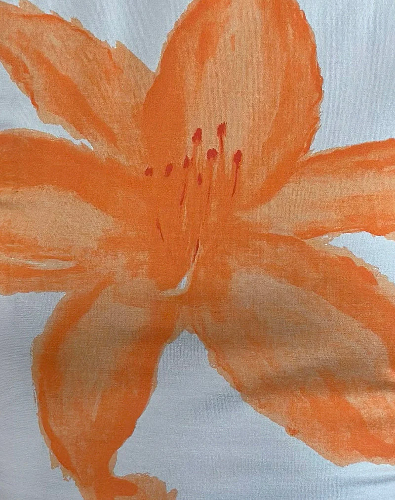 Tiona Tee in Blau mit Orange gemalter Blume - Image 6