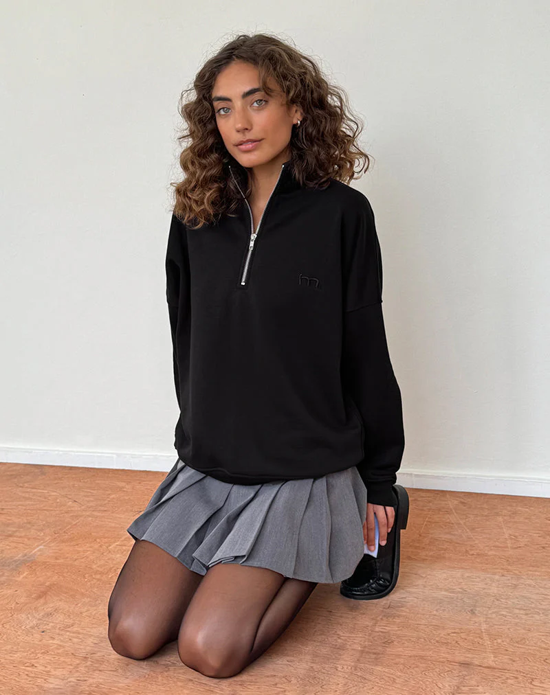 Tirma Pullover mit hohem Halsausschnitt in tonalem Schwarz mit M-Stickerei