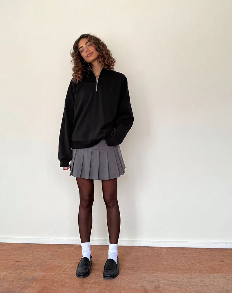 Tirma Pullover mit hohem Halsausschnitt in tonalem Schwarz mit M-Stickerei - Image 3