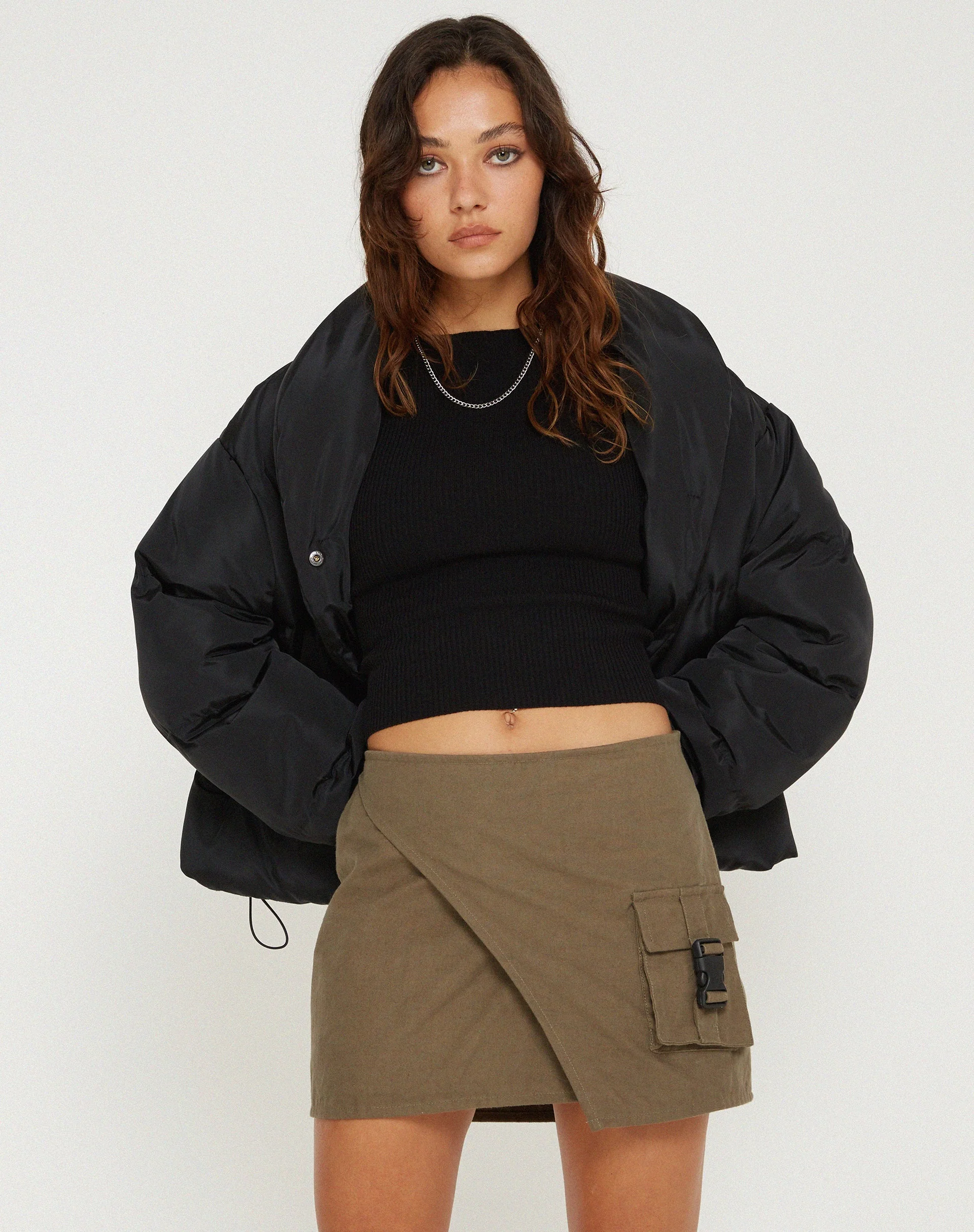 Trin Minirock mit niedriger Taille in Military Khaki - Image 5