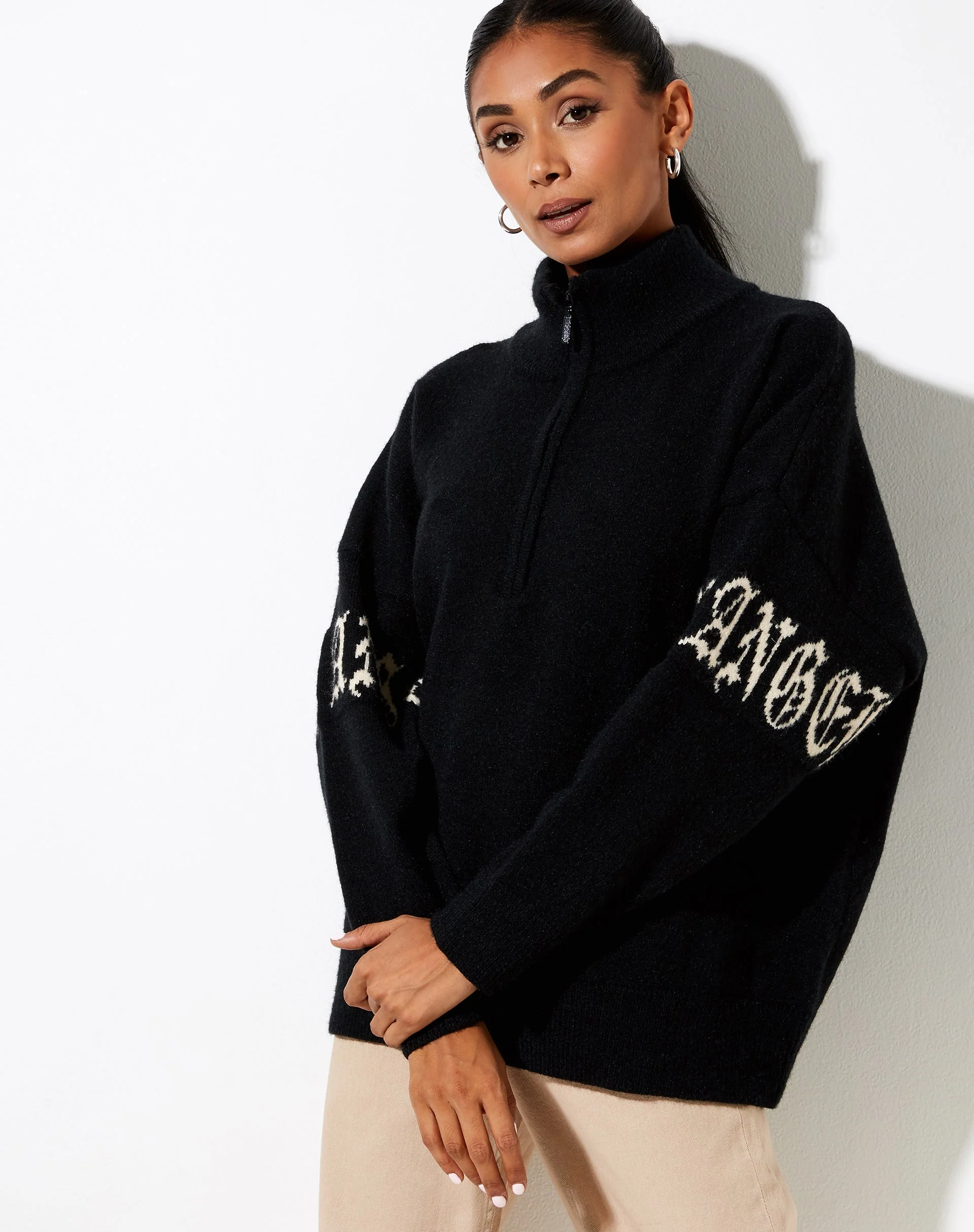Tusca Sweatshirt in Schwarz mit Engel am Ärmel - Image 2