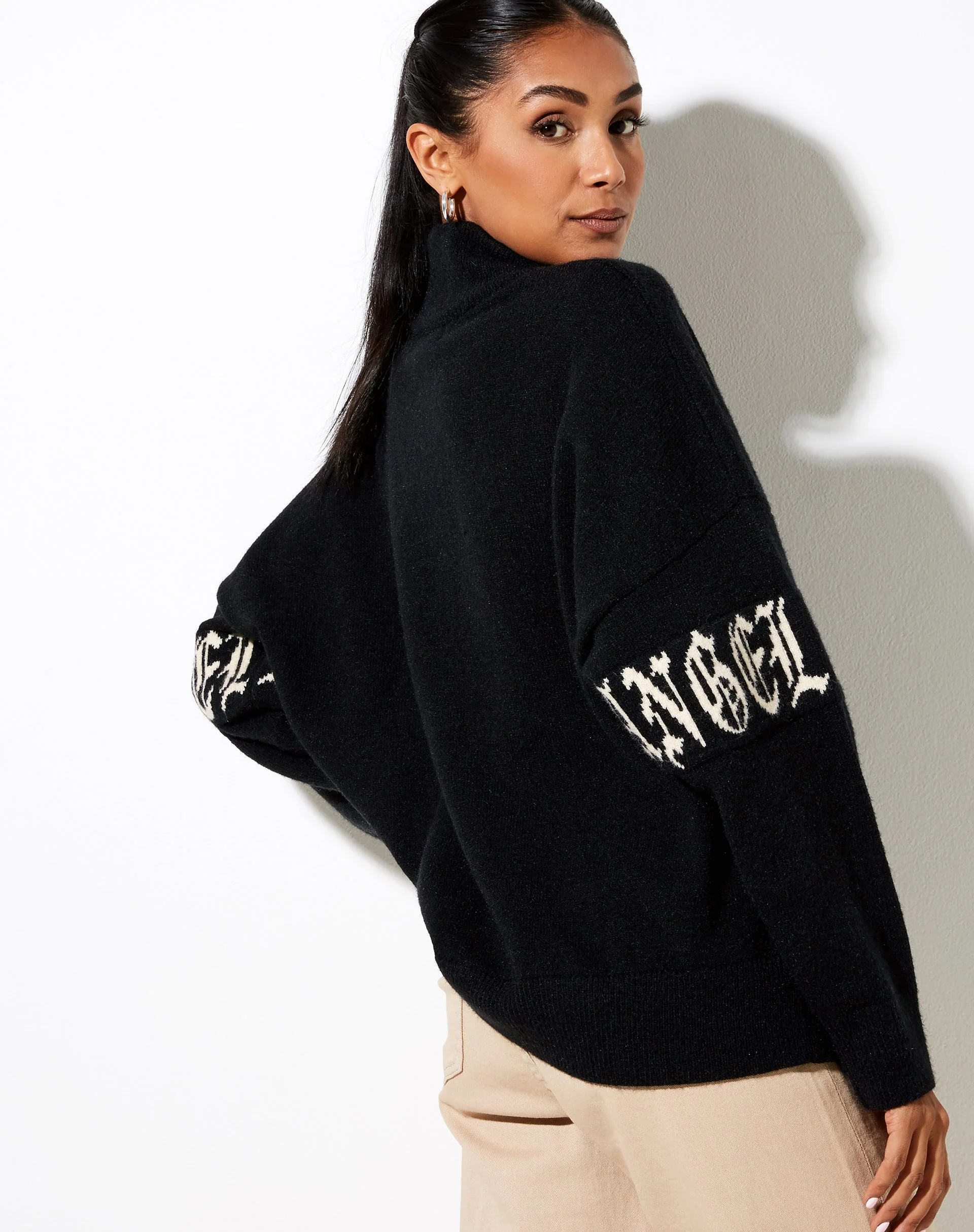 Tusca Sweatshirt in Schwarz mit Engel am Ärmel - Image 6