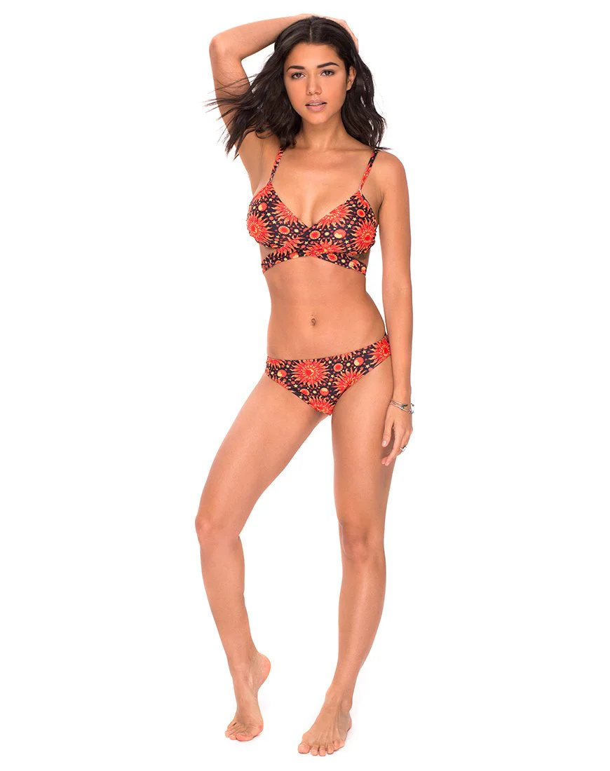 Twist Wrap Bikiniunterteil in Flaming Skies - Image 3