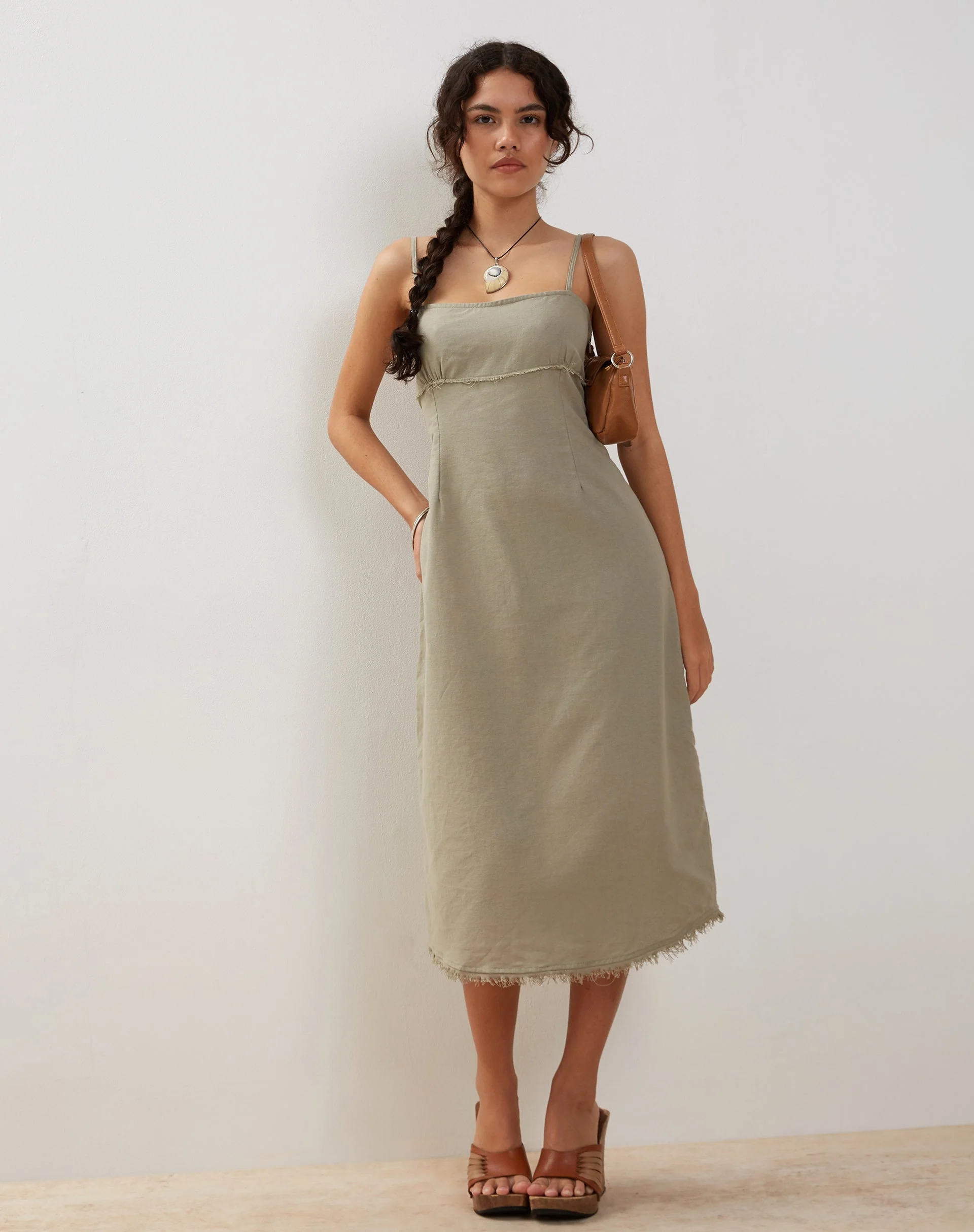 Una Midi-Slipkleid aus schiefergrünem Leinen mit ausgefranstem Saum