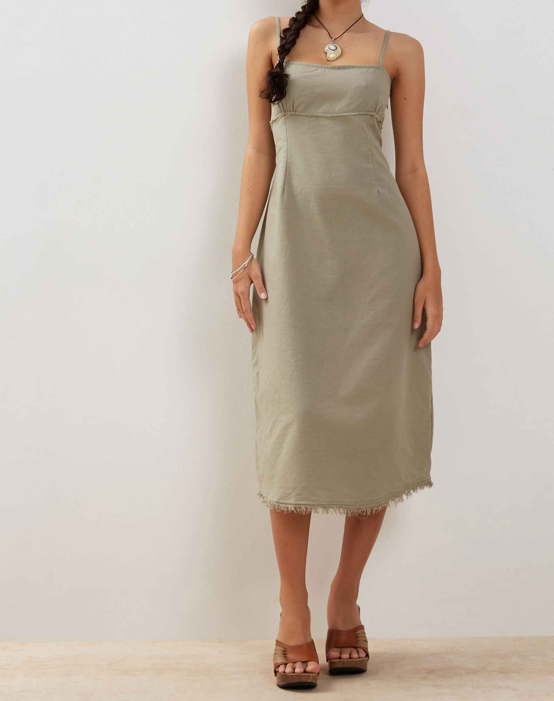 Una Midi-Slipkleid aus schiefergrünem Leinen mit ausgefranstem Saum - Image 2