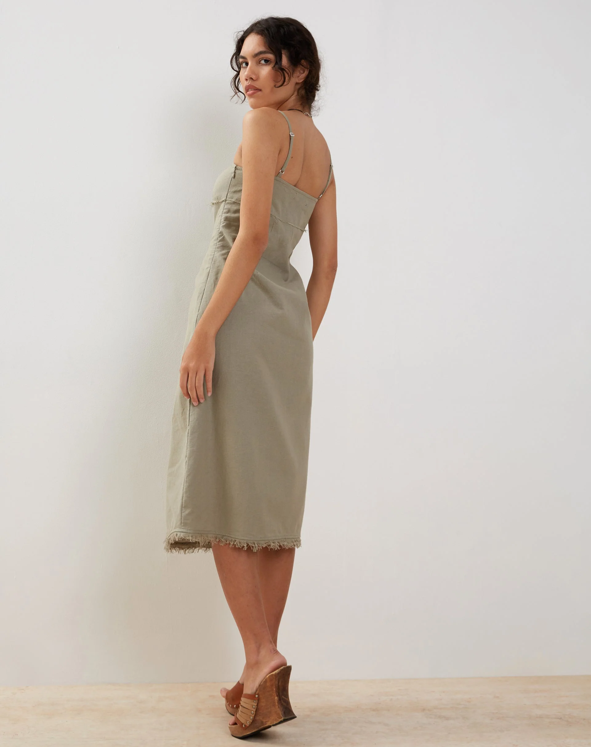 Una Midi-Slipkleid aus schiefergrünem Leinen mit ausgefranstem Saum - Image 3