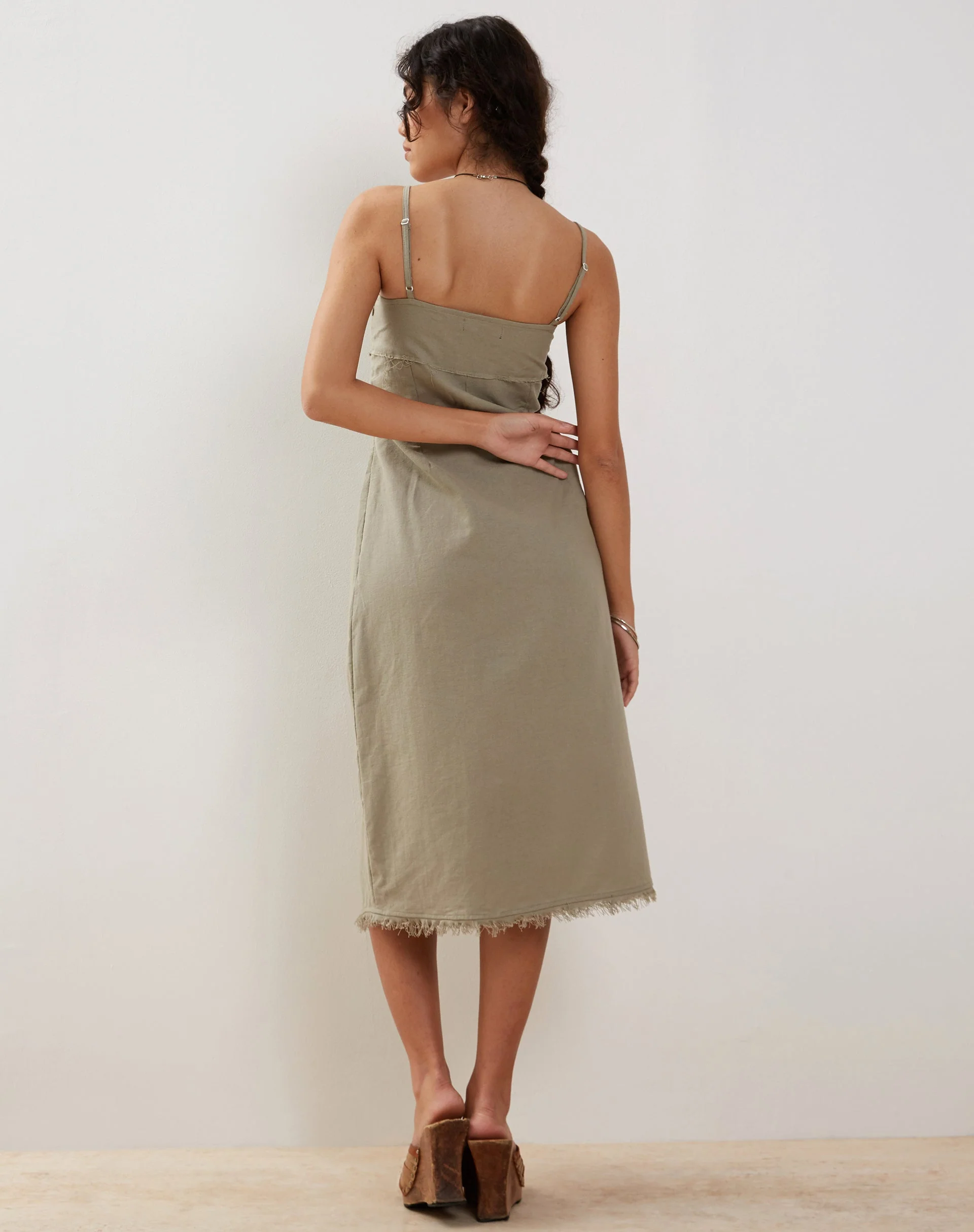 Una Midi-Slipkleid aus schiefergrünem Leinen mit ausgefranstem Saum - Image 4