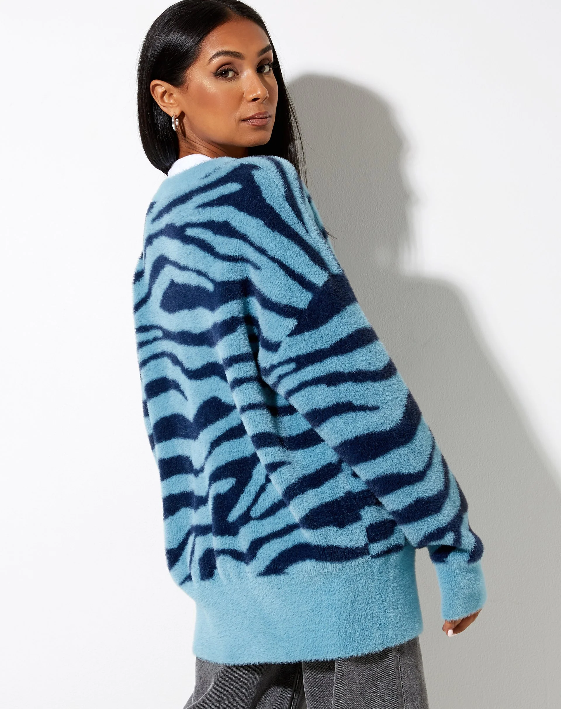 Uriela Cardi in Zebrablau und Marineblau gestrickt - Image 2