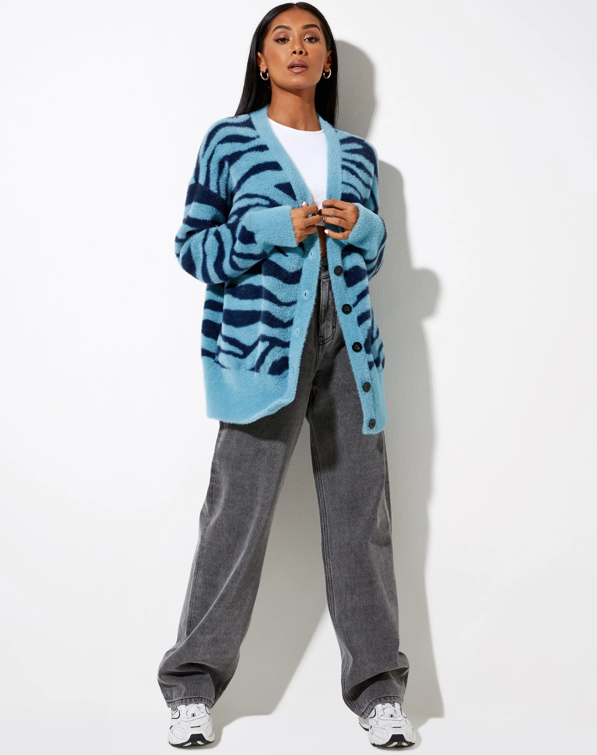 Uriela Cardi in Zebrablau und Marineblau gestrickt - Image 3