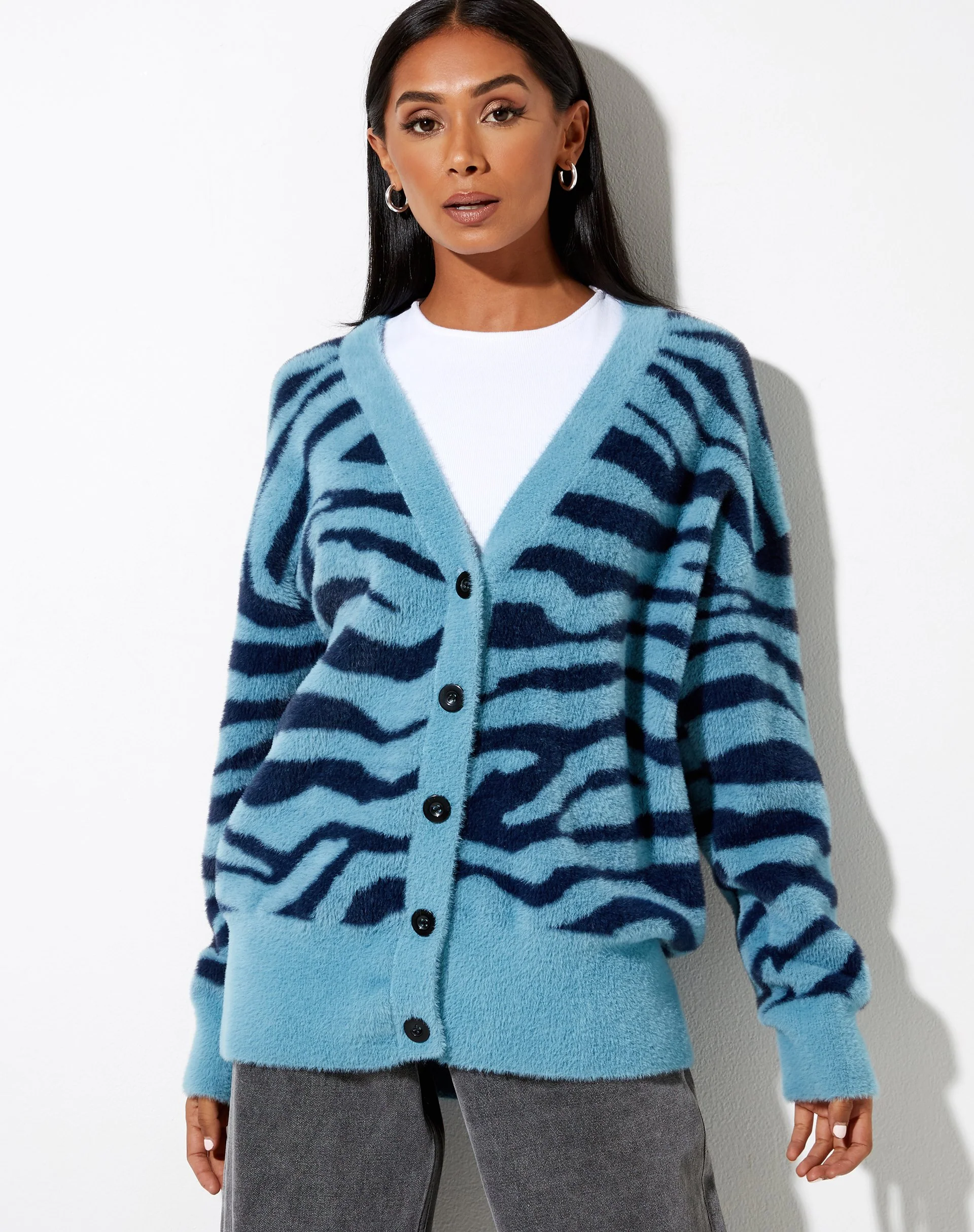 Uriela Cardi in Zebrablau und Marineblau gestrickt - Image 4