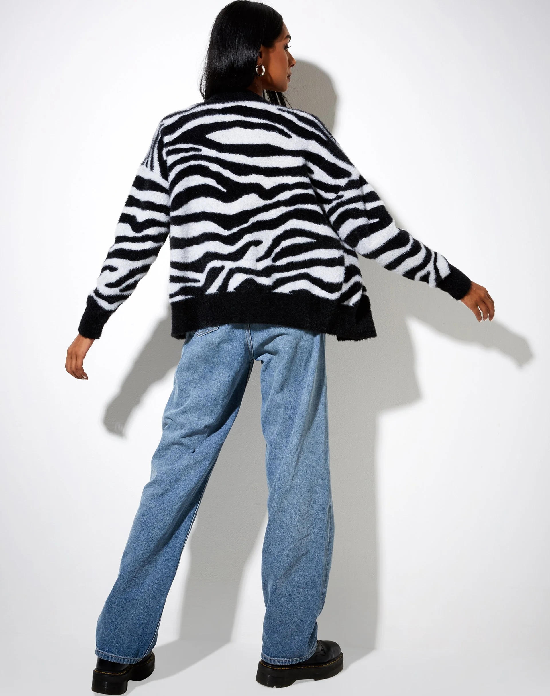Uriela Cardigan aus Zebra-Strick in Schwarz und Weiß - Image 6